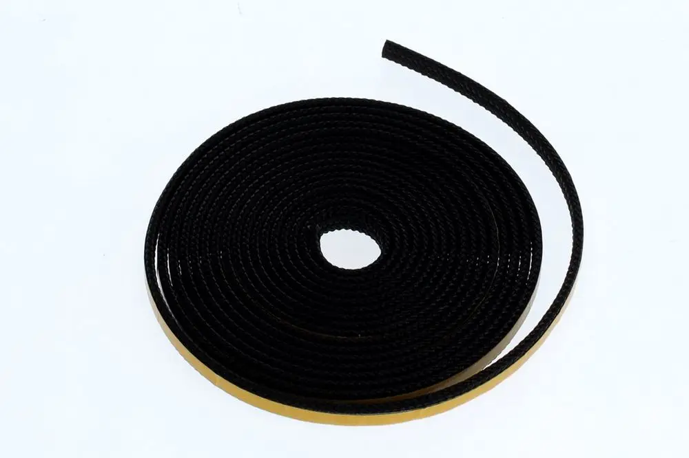 Schwarzer Dichtstreifen aus elastischem Material auf einer Rolle, geeignet für verschiedene Anwendungen, präsentiert von der Marke Bosch.